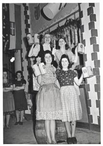 Fiera di Milano - Campionaria 1941 - Donne addette ai chioschi di degustazione