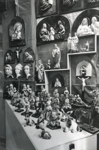 Fiera di Milano - Campionaria 1941 - Padiglione dell'artigianato - Stand con statuette in ceramica