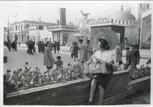 Fiera di Milano - Campionaria 1941 - Indossatrice con borsa e cappello di paglia all'esterno del padiglione dell'artigianato