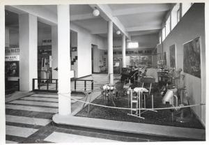Fiera di Milano - Campionaria 1941 - Padiglione della Mostra medico-sanitaria e accessorio farmaceutica - Sala interna