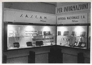 Fiera di Milano - Campionaria 1941 - Padiglione della Mostra medico-sanitaria e accessorio farmaceutica - Stand di prodotti sanitari