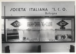 Fiera di Milano - Campionaria 1941 - Padiglione della Mostra medico-sanitaria e accessorio farmaceutica - Stand di prodotti sanitari