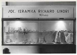 Fiera di Milano - Campionaria 1941 - Padiglione della Mostra medico-sanitaria e accessorio farmaceutica - Stand della Società ceramica Richard Ginori
