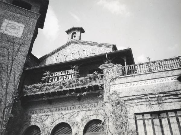 Fiera di Milano - Campionaria 1942 - Padiglione Arnaldo Mussolini (padiglione dell'agricoltura) - Particolare della facciata con insegne