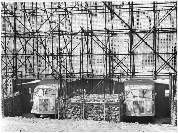 Fiera di Milano - Campionaria 1942 - Area espositiva della Fiat in piazza Italia - Struttura del grande pannello con insegne