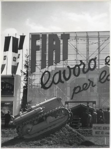 Fiera di Milano - Campionaria 1942 - Area espositiva della Fiat in piazza Italia
