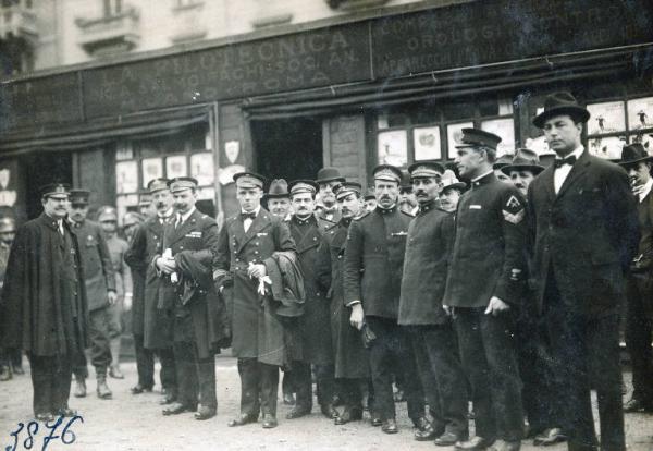 Fiera di Milano - Campionaria 1921 - Visita di un gruppo di ufficiali della "Leonardo da Vinci"