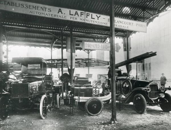 Fiera di Milano - Campionaria 1926 - Tettoia veicoli industriali - Stand di autoveicoli per la manutenzione stradale della ditta A. Laffly