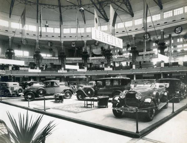 Fiera di Milano - Campionaria 1927 - Salone dell'automobile nel palazzo dello sport