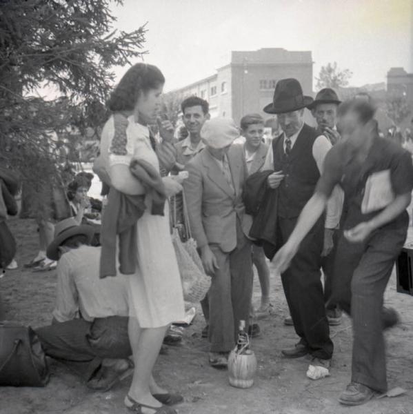 Fiera di Milano - Campionaria 1946 - Gruppo di visitatori in un'aiuola