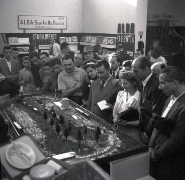 Fiera di Milano - Campionaria 1946 - Padiglione dell'artigianato, giocattolo, libro, musica, filatelica - Stand di giocattoli della ditta ALBA