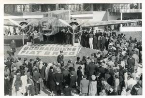 Fiera di Milano - Campionaria 1941 - Area espositiva all'aperto della Fiat - Folla di visitatori