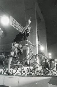 Fiera di Milano - Campionaria 1942 - Padiglione mostre speciali - Stand della ditta di accessori per biciclette Frisoni & Torresan officine elettromeccaniche