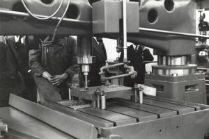 Fiera di Milano - Campionaria 1942 - Padiglione della meccanica "A" - Macchina utensile in uno stand