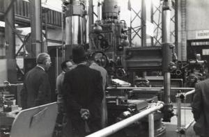 Fiera di Milano - Campionaria 1942 - Padiglione della meccanica "A" - Visitatori in uno stand di macchine utensili