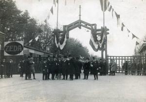 Fiera di Milano - Campionaria 1920 - Gruppo di autorità all'entrata