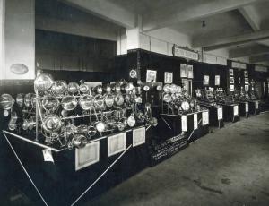 Fiera di Milano - Campionaria 1926 - Salone dell'automobile nel palazzo dello sport - Stand di accessori per auto della Rejna e Zanardini