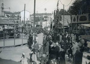 Fiera di Milano - Campionaria 1927 - Parco dei divertimenti - Folla di visitatori