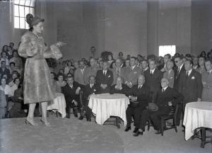 Fiera di Milano - Campionaria 1946 - Sfilata di moda in occasione della inaugurazione alla presenza del presidente della Repubblica Enrico De Nicola