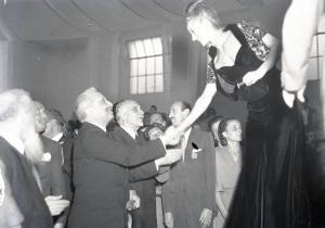 Fiera di Milano - Campionaria 1946 - Sfilata di moda in occasione della inaugurazione alla presenza del presidente della Repubblica Enrico De Nicola