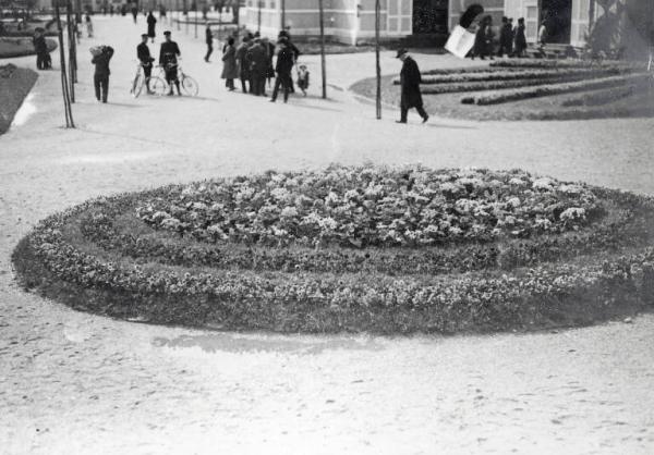 Fiera di Milano - Campionaria 1929 - Aiuola con fiori