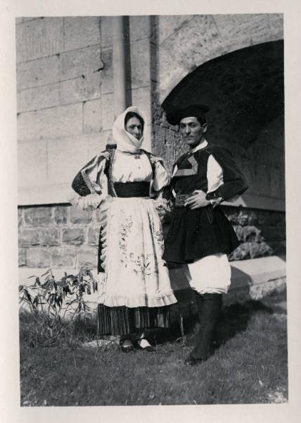 Fiera di Milano - Campionaria 1929 - Donna e uomo in costume tradizionale