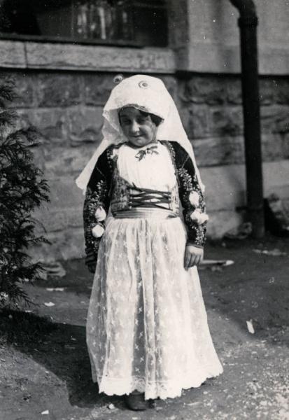 Fiera di Milano - Campionaria 1929 - Bambina in costume tradizionale