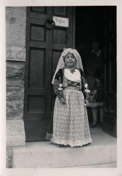 Fiera di Milano - Campionaria 1929 - Bambina in costume tradizionale