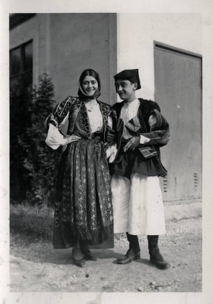 Fiera di Milano - Campionaria 1929 - Donna e uomo in costume tradizionale