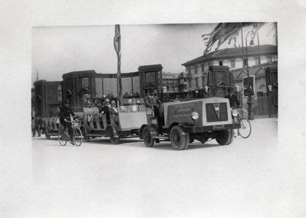 Fiera di Milano - Campionaria 1929 - Trenino elettrico Stigler con visitatori
