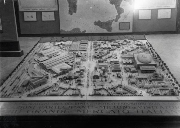 Esposizione internazionale di Barcellona - Sala - Plastico del 1928 della Fiera di Milano