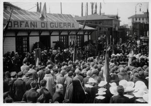Fiera di Milano - Campionaria 1929 - Visita degli orfani di guerra