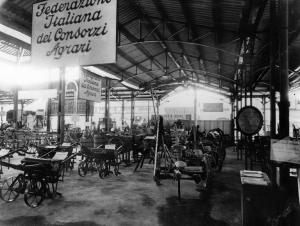 Fiera di Milano - Campionaria 1929 - Tettoia delle macchine agricole - Stand della Federazione italiana dei consorzi agrari