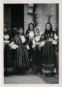 Fiera di Milano - Campionaria 1929 - Gruppo di donne in costume tradizionale