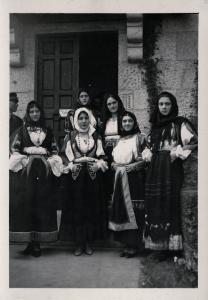 Fiera di Milano - Campionaria 1929 - Gruppo di donne in costume tradizionale
