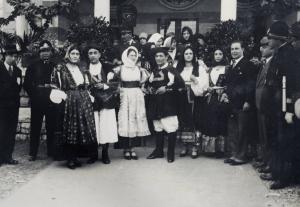 Fiera di Milano - Campionaria 1929 - Gruppo di persone in costume tradizionale
