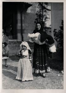 Fiera di Milano - Campionaria 1929 - Donna con bambine in costume tradizionale
