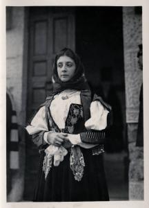 Fiera di Milano - Campionaria 1929 - Donna in costume tradizionale