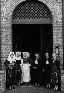 Fiera di Milano - Campionaria 1929 - Gruppo di donne abruzzesi in costume tradizionale