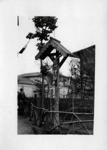 Fiera di Milano - Campionaria 1929 - Edicola con crocefisso in un'aiuola