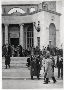 Fiera di Milano - Campionaria 1929 - Padiglione delle applicazioni elettriche - Visitatori all'entrata