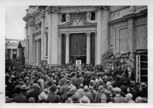 Fiera di Milano - Campionaria 1929 - Padiglione del mobilio - Folla di visitatori all'entrata