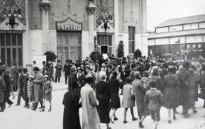 Fiera di Milano - Campionaria 1929 - Teatro della moda - Visitatori all'entrata
