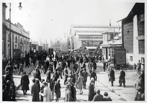Fiera di Milano - Campionaria 1930 - Viale del lavoro - Folla di visitatori