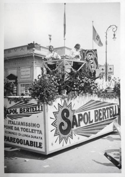 Fiera di Milano - Campionaria 1930 - Corteo pubblicitario delle aziende espositrici