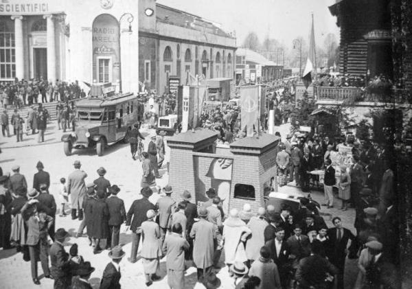 Fiera di Milano - Campionaria 1930 - Corteo pubblicitario delle aziende espositrici