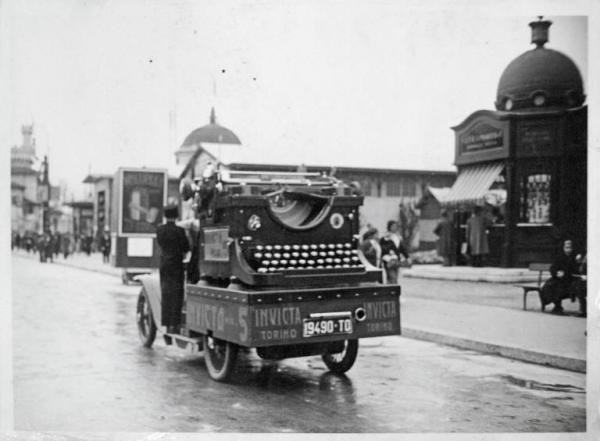 Fiera di Milano - Campionaria 1930 - Autoveicolo pubblicitario della Invicta