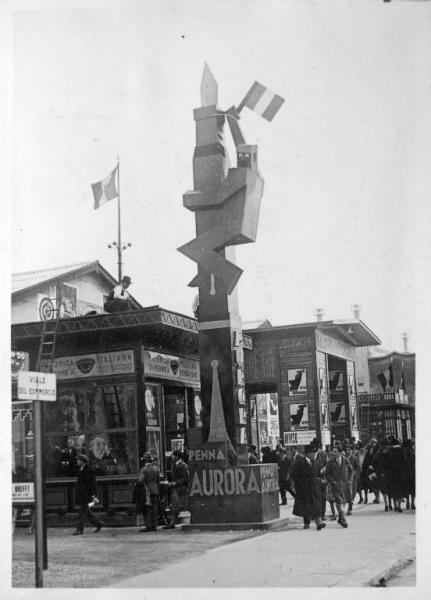 Fiera di Milano - Campionaria 1930 - Installazione pubblicitaria della penna Aurora