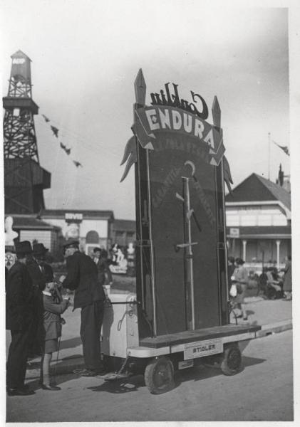 Fiera di Milano - Campionaria 1930 - Pubblicità mobile della penna Endura