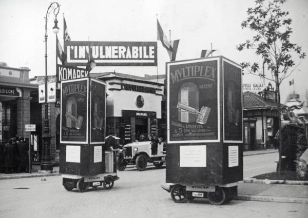 Fiera di Milano - Campionaria 1930 - Pubblicità mobile del rasoio Multiplex